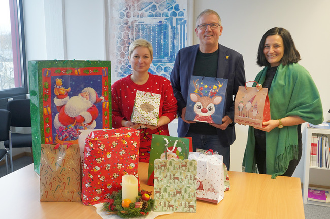 Freuen sich über die rege Teilnahme an der Weihnachtswunschbaumaktion: Bürgermeister Christoph Becker, Sozialamtsleiterin Cornelia Löwe (rechts) und Organisatorin Maja Wersuhn