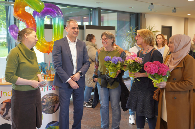 Auch die Sprecherinnen der Kindertagespflegepersonen durften sich über Blumen freuen