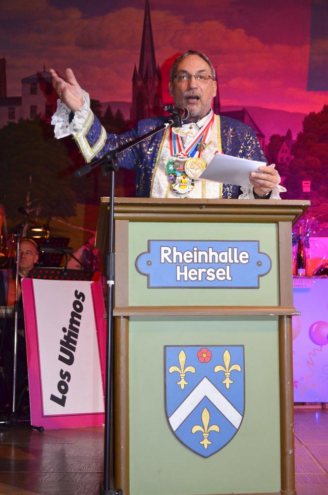 So viele Tollitäten wie nie: Bürgermeister Wolfgang Henseler hatte bei der Begrüßung alle Hände voll zu tun.