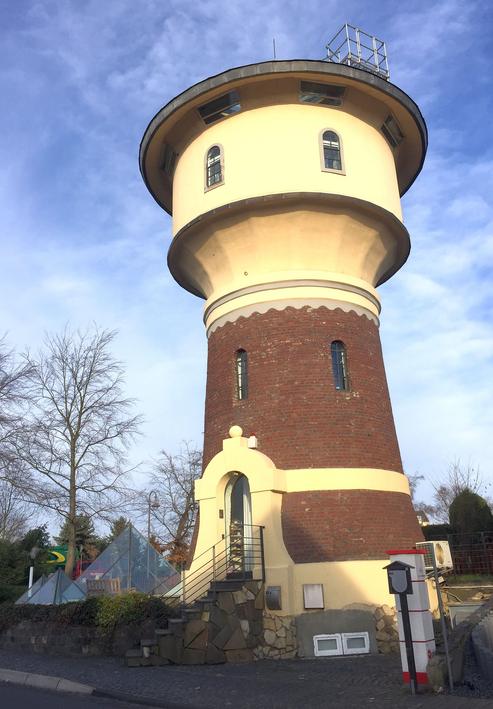 Breniger Wahrzeichen: Der denkmalgeschützte Wasserturm. FOTO: STADT BORNHEIM