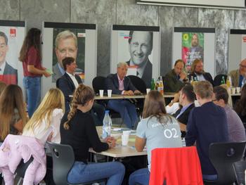 Fünf Größen der Berliner Politikszene stellten sich im Bornheimer Ratssaal den Fragen zahlreicher Jugendlicher
