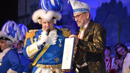 Blaue Funken Präsident Björn Griesemann ernennt Bürgermeister Wolfgang Henseler zum Leutnant der Reserve