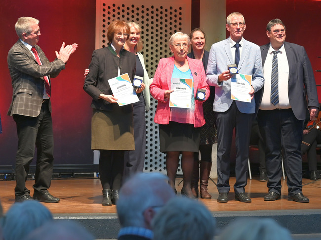Bornheimer Ehrenamtstag: Bürgermeister Christoph Becker gratuliert den Preisträgerinnen und dem Preisträger zur Ehrenamtsmedaille