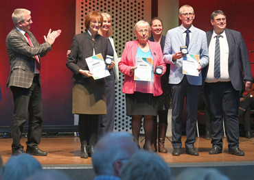 Bornheimer Ehrenamtstag: Bürgermeister Christoph Becker gratuliert den Preisträgerinnen und dem Preisträger zur Ehrenamtsmedaille