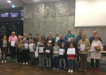 Bürgermeister Christoph Becker und die stellvertretende Bürgermeisterin Gabriele Kretschmer haben am 9. November 2022 im Bornheimer Ratssaal die besten Radfahrerinnen und Radfahrer der Aktion "Stadtradeln" ausgezeichnet