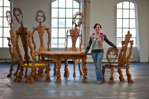 Circle of Friends, 2014, Kettensägearbeit, Geölte Kirsche, Cortenstahl und Leder, Standfläche 450 x 350 cm, Stühle mit individuell angefertigten Köpfen, je Stuhl 210 x 58 x 60 cm