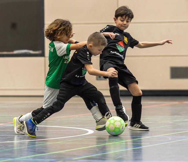 Packende Zweikämpfe bei den Hallenfußball-Stadtmeisterschaften der Stadt Bornheim