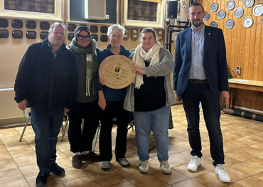 Die Siegermannschaft aus Merten erhält den Wanderpreis