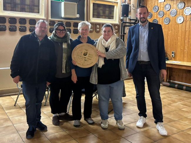 Die Siegermannschaft aus Merten erhält den Wanderpreis Die Siegermannschaft aus Merten erhält den Wanderpreis