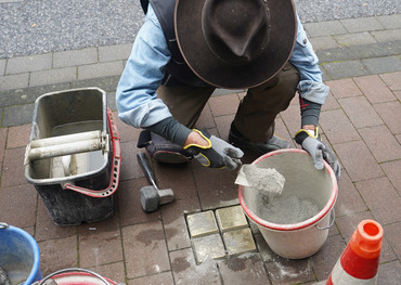 Gunter Demnig verlegte in Bornheim neue Stolpersteine