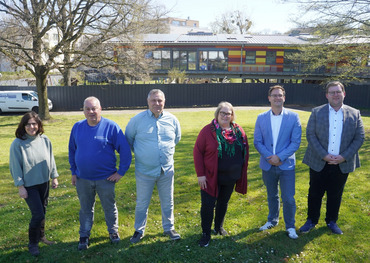 Präsentieren die neue Photovoltaikanlage der Kita Rilkestraße (v.r.n.l.): Maik Warnke (Projektleiter des Stadtbetriebs Bornheim), Robert Lehmann (technischer Beigeordneter der Stadt Bornheim), Nina Klein-Mahlberg (Leiterin Kita Rilkestraße), Helmut Reich, Stefan Montenarh (beide Geschäftsführer der M & R Renewable Energies Bornheim GmbH) und Dr. Gabriele Jahn (Klimaschutzmanagerin, Amt für Umwelt, Klimaschutz und Stadtgrün)