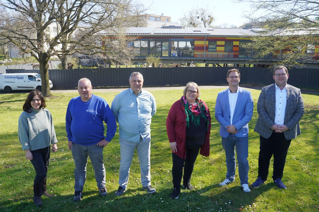 Präsentieren die neue Photovoltaikanlage der Kita Rilkestraße (v.r.n.l.): Maik Warnke (Projektleiter des Stadtbetriebs Bornheim), Robert Lehmann (technischer Beigeordneter der Stadt Bornheim), Nina Klein-Mahlberg (Leiterin Kita Rilkestraße), Helmut Reich, Stefan Montenarh (beide Geschäftsführer der M & R Renewable Energies Bornheim GmbH) und Dr. Gabriele Jahn (Klimaschutzmanagerin, Amt für Umwelt, Klimaschutz und Stadtgrün)
