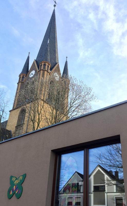 Kita "Die Raupe" vor Kirche "Sankt Evergislus". FOTO: STADT BORNHEIM