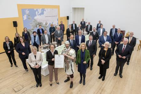 Gruppenfoto der Urkundenübergabe