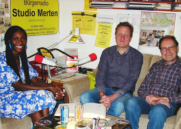 Im Studio Merten (v.l.): Liz Shoo, Dr. Karsten Paust und Otto Ganser. Foto: Studio Merten 