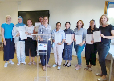 Das sind die neuen Tagespflegepersonen (v.l.) mit Alice von Bülow (5.v.l.) und Sigrun Behnke (1.v.l.): Ikram El Moussaoui, Alina Bergen, Katrin Langer, Rasha Radwan, Alwine Ribka, Julia Donde, Oksana Dück und Verena Irnich-Tschersich.