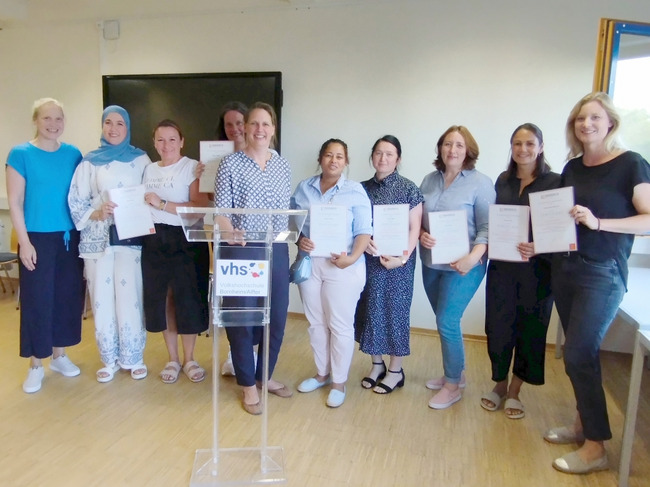 Das sind die neuen Tagespflegepersonen (v.l.) mit Alice von Bülow (5.v.l.) und Sigrun Behnke (1.v.l.): Ikram El Moussaoui, Alina Bergen, Katrin Langer, Rasha Radwan, Alwine Ribka, Julia Donde, Oksana Dück und Verena Irnich-Tschersich.