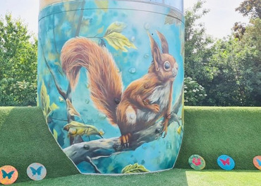 Blickfang auf dem Schulgelände: Die Künstlerin Lena Ortmann gestaltete den neuen Kletterturm der Markus-Schule Rösberg mit einem farbenfrohen Eichhörnchen-Motiv