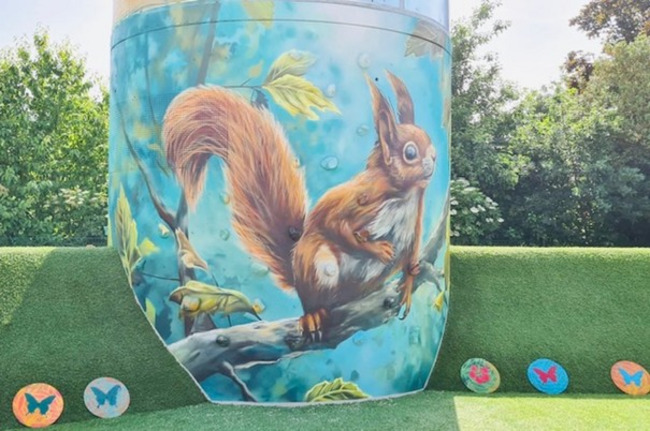 Blickfang auf dem Schulgelände: Die Künstlerin Lena Ortmann gestaltete den neuen Kletterturm der Markus-Schule Rösberg mit einem farbenfrohen Eichhörnchen-Motiv