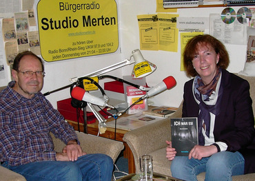 Autorin Karin Büchel im Gespräch mit Moderator Otto Ganser