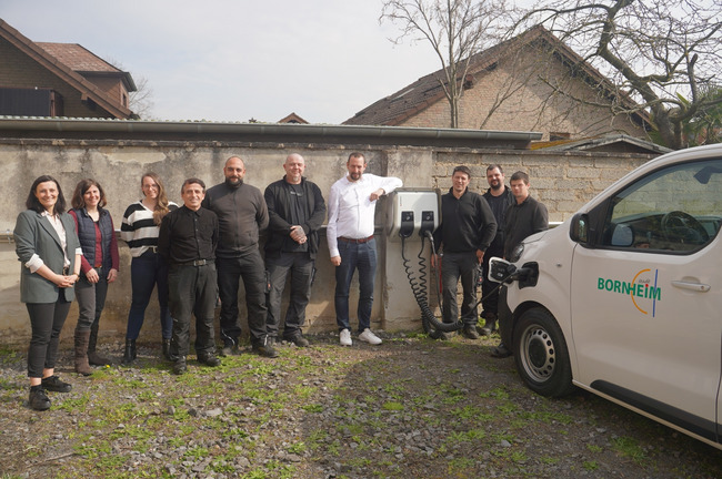 Bei der Begutachtung: Bürgermeister Christian Mandt und Mitarbeitende des Sozialamts und des Umweltamts