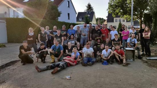 Der Junggesellenverein Walberberg trat geschlossen am Schwadorfer Kreuz an, um zu helfen