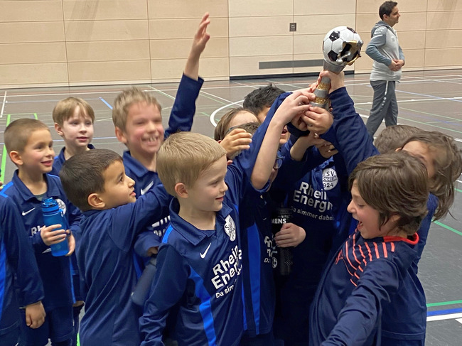 Der SSV Bornheim holt bei den Hallenfußball-Stadtmeisterschaften alle vier Siegerpokale