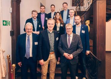 Beim Neujahrsempfang (v.l.n.r.): Stefan Hagen (Präsident der IHK Bonn/Rhein-Sieg), Dr. Kurt Jäger (Vorsitzender Rhein-Voreifel-Unternehmernetzwerk e.V.), Thomas Radermacher (Präsident der Handwerkskammer zu Köln), Christian Mandt (Bürgermeister Stadt Bornheim), Tobias Leuning (Bürgermeister Gemeinde Swisttal), Naomi Wien (Netzwerkpartnerin Künstler/innen-Agentur „naomi is music“), Sebastian Römer (Geschäftsführer Rhein-Voreifel-Unternehmernetzwerk e.V.), Christian Lanzrath (Bürgermeister Gemeinde Alfter), Swen Christian (Bürgermeister Gemeinde Wachtberg), Volker Groß (bei Radio Bonn/Rhein-Sieg). Foto: Eric Bubacz