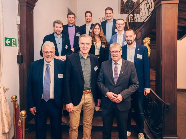 Beim Neujahrsempfang (v.l.n.r.): Stefan Hagen (Präsident der IHK Bonn/Rhein-Sieg), Dr. Kurt Jäger (Vorsitzender Rhein-Voreifel-Unternehmernetzwerk e.V.), Thomas Radermacher (Präsident der Handwerkskammer zu Köln), Christian Mandt (Bürgermeister Stadt Bornheim), Tobias Leuning (Bürgermeister Gemeinde Swisttal), Naomi Wien (Netzwerkpartnerin Künstler/innen-Agentur „naomi is music“), Sebastian Römer (Geschäftsführer Rhein-Voreifel-Unternehmernetzwerk e.V.), Christian Lanzrath (Bürgermeister Gemeinde Alfter), Swen Christian (Bürgermeister Gemeinde Wachtberg), Volker Groß (bei Radio Bonn/Rhein-Sieg). Foto: Eric Bubacz