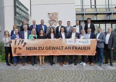 Bürgermeisterinnen und Bürgermeister bzw. deren Vertetungen, Landrat, Kreisdi-rektorin, Regierungspräsident, Kreisgleichstellungsbeauftragte vor der Orangenen Bank am Kreishaus