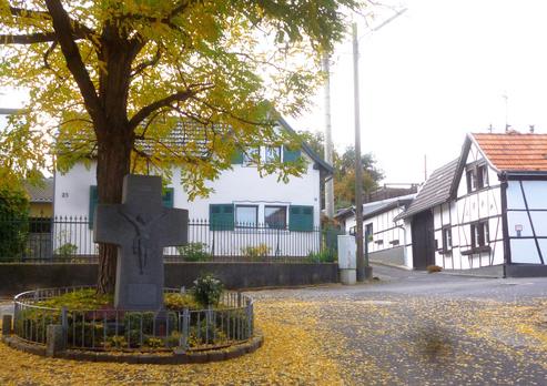 Robinie, Kreuz und kleinbäuerliche Fachwerkhäuser prägen die Kreuzung Oberdorfer Weg, Donnerstein und Buschgasse. FOTO: HEIMATFREUNDE ROISDORF