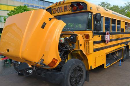 Der besondere Bus sticht ins Auge.