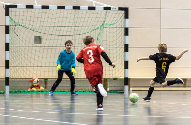 Spannende Torraumszenen bei den Hallenfußball-Stadtmeisterschaften der Stadt Bornheim