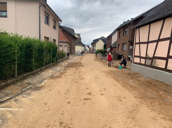 Dominikanerstraße in Walberberg nachdem der erste Schlamm geräumt wurde
