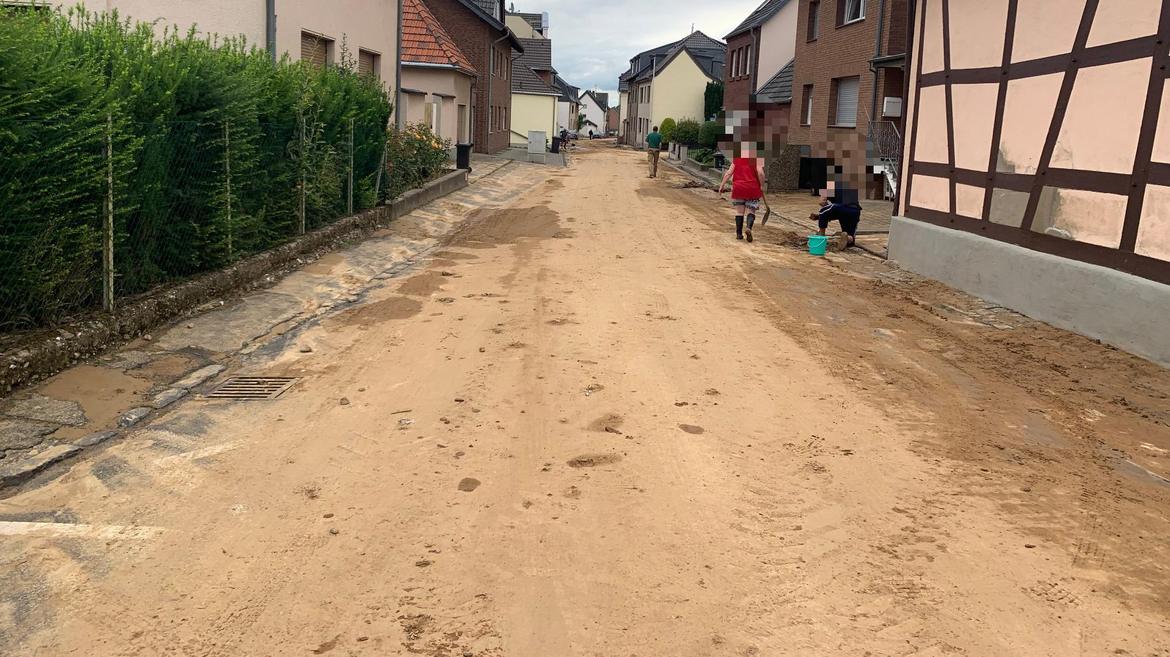 Dominikanerstraße in Walberberg nachdem der erste Schlamm geräumt wurde