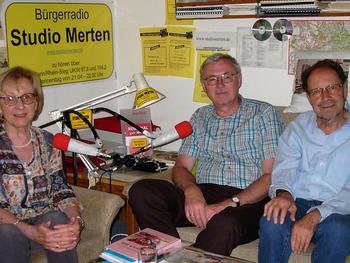 Im Radio Studio Merten (v.l.): Dorothee Böttges-Papendorf, Willi Hermann und Moderator Otto Ganser. Foto: Studio Merten