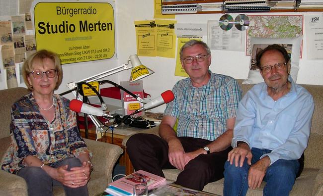 Im Radio Studio Merten (v.l.): Dorothee Böttges-Papendorf, Willi Hermann und Moderator Otto Ganser. Foto: Studio Merten