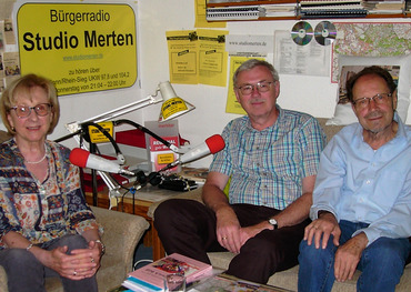Im Radio Studio Merten (v.l.): Dorothee Böttges-Papendorf, Willi Hermann und Moderator Otto Ganser. Foto: Studio Merten