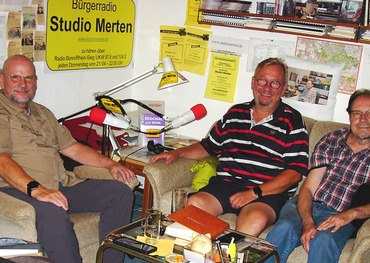 Zu Gast im Studio (v.l.): Ulrich Rehbann und Bernd Stelter mit Otto Ganser. Foto: Studio Merten