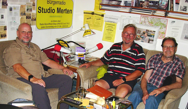Zu Gast im Studio (v.l.): Ulrich Rehbann und Bernd Stelter mit Otto Ganser. Foto: Studio Merten