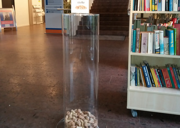 Der neue Korkensammelbehälter in der Bürgerhalle des Bornheimer Rathauses