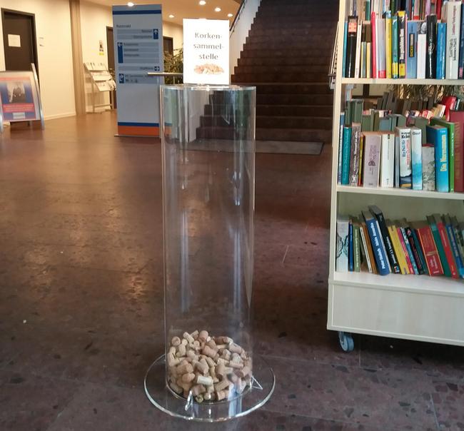 Der neue Korkensammelbehälter in der Bürgerhalle des Bornheimer Rathauses
