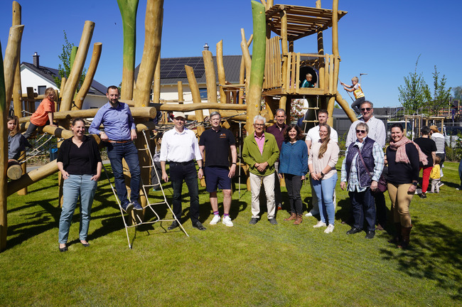 Bei der Eröffnung (v.l.): Alice von Bülow (Sozialdezernentin), Christian Mandt (Bürgermeister), Günter Engels (Ortsvorsteher), Manuel van Eikelen (Ratsmitglied), Christian Uzunoff (Hauspartner GmbH), Maruan Azrak (Amtsleiter), Dr. Gabriele Jahn (Amtsleiterin), Roman Krämer (R. Krämer GmbH), Sabrina Klann (Umweltamt), Ralf Krämer (R. Krämer GmbH), Ingrid Rietmann (lanscap[ing] Freiraum + Landschaftsplanung) und Isabell Piela ((lanscap[ing] Freiraum + Landschaftsplanung))
