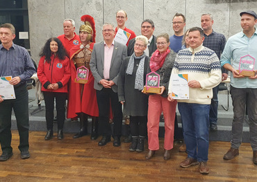 Bürgermeister Christoph Becker mit allen Preisträgerinnen und Preisträgern des Heimat-Preises 2023