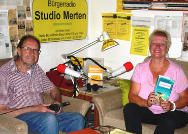 Otto Ganser empfängt Krimi-Autorin Anja Eichbaum im Radio Studio Merten
