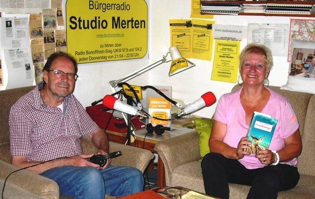 Otto Ganser empfängt Krimi-Autorin Anja Eichbaum im Radio Studio Merten
