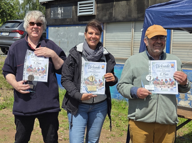 Die stolzen Sieger*innen (v.l.): Eckhard Hasse (3. Platz), Vera Jeschke (1. Platz) und Christof Ernst (2. Platz) Die stolzen Sieger*innen (v.l.): Eckhard Hasse (3. Platz), Vera Jeschke (1. Platz) und Christof Ernst (2. Platz)