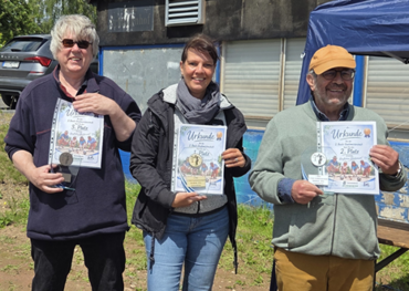 Die stolzen Sieger*innen (v.l.): Eckhard Hasse (3. Platz), Vera Jeschke (1. Platz) und Christof Ernst (2. Platz)