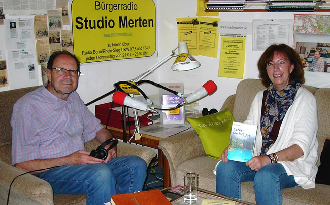 Zu Gast im Radio: Autorin Karin Büchel mit Moderator Otto Ganser. Foto: Studio Merten