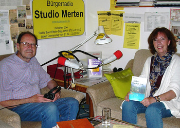 Zu Gast im Radio: Autorin Karin Büchel mit Moderator Otto Ganser. Foto: Studio Merten